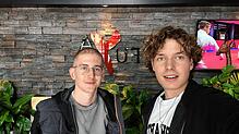 Die Reporter Maximilian Geil (links) und Niklas-Marco Dinauer testen den Mittagstisch des chinesischen Spezialitätenrestaurants Fuya.