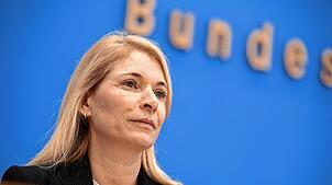 Die designierte neue Bahnchefin Evelyn Palla nimmt an der Pressekonferenz zur Vorstellung der neuen Bahn-Strategie teil.