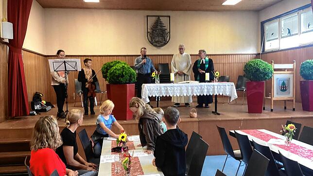 In der Halle von Nordschwaben findet zunächst ein Gottesdienst statt, später wird draußen weitergefeiert. Foto: Martin Braun