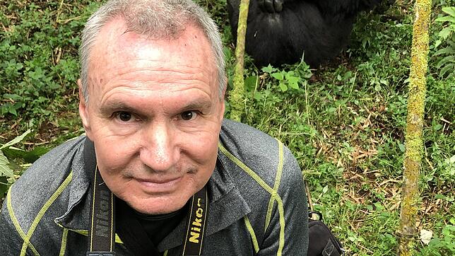 Reinhard Baumgärtner zu Besuch bei den Berggorillas in Ruanda. Bis auf einen halben Meter hat er sich den Tieren genähert.