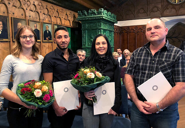 Nina Bäumler (l-r), Bilal Hasan, Aferdita Gau und Olaf Klingler stehen bei einer Ehrung für ihr mutiges Eingreifen bei einer ...