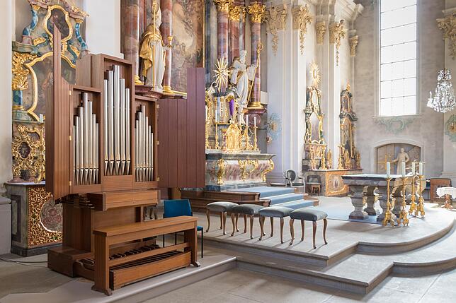 Bis zum Ende der Sanierungsarbeiten entsteht die Musik in einer mobilen Orgel, die in der Heilig-Kreuz-Kapelle zum Einsatz kam.