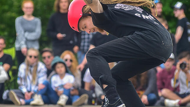 Das Board scheint an den Füßen von Fabio Capasso zu kleben. Der Skater gehört zur Elite der Villinger Skaterszene. Er fährt auf der ...