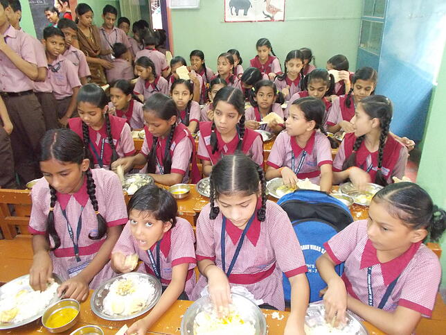 Mittagessen in der Schule: Alle Kinder der St. Josef Schule in Kalkutta erhalten ein warmes und vollwertiges Essen – in den Slums von ...