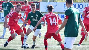 Torschützen unter sich: Marvin Kalt (links) sorgte mit dem 1:2 für Hoffnung beim FC Schlüchttal im Derby, doch kurz danach stellte ...