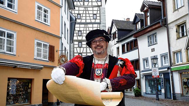 Vor dem Schnetztor geht der Fasnachtsausrufer noch einmal seinen Text durch. Ein bisschen nervös ist er, schließlich wird er gleich vor ...