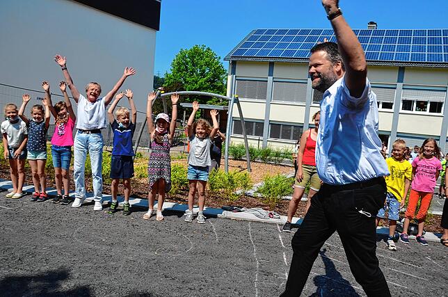 Mit einer La-Ola-Welle verabschiedeten sich Mugrauer und die Schüler voneinander.