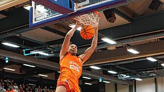 Chris Okolie (vorne) und die Panthers aus Schwenningen wollen in Lich die nächsten Punkte sammeln.