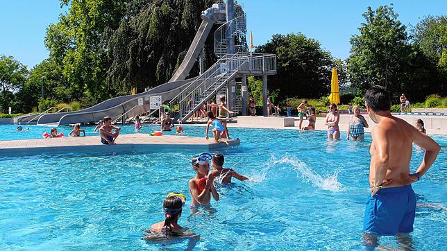 Im Freibad planschen trotz Corona? Das geht. Ein Besuch im Höhenfreibad Gottmadingen beispielsweise zeigt aber, dass viel weniger ...
