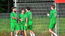 Dragan Jovanovic (links) jubelt nach seinem Treffer zum 2:1 und wird von seinen Mitspielern gefeiert. Die DJK Donaueschingen gewinnt am ...