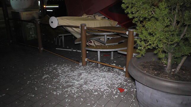 Auch eine Glaswand wurde durch den Unfall zerstört.