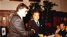 1985: Im Rahmen der viertägigen Partnerschaftsfeier Unoke-Meßkirch im Jahr 1985 unterzeichneten Robert Rauser (links), Bürgermeister von ...