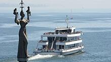(Archivbild) Wer Konstanz mit dem Schiff besucht, sieht als erstes die neun Meter große Statue von Peter Lenk: die Imperia.
