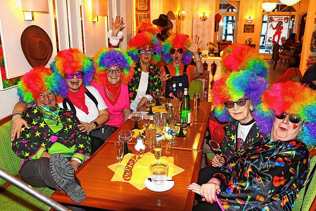 Eine Wieberfasnet gibt es 2023 in Triberg im Café &bdquo;Adler&ldquo;. Das Café platzt fast aus allen Nähten, während sich die ...