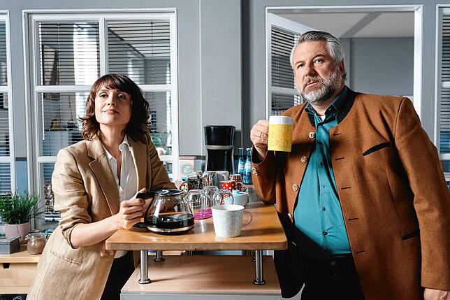 Erst mal einen Kaffee: die Kommissare Andresen (Sophie Melbinger) und Stadler (Dieter Fischer).
