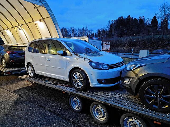 Im Januar kontrollierten Zollbeamte auf der A96 bei Sigmarszell mehrere Autos. Ihnen fiel dieses Auto mit Brandschäden auf.