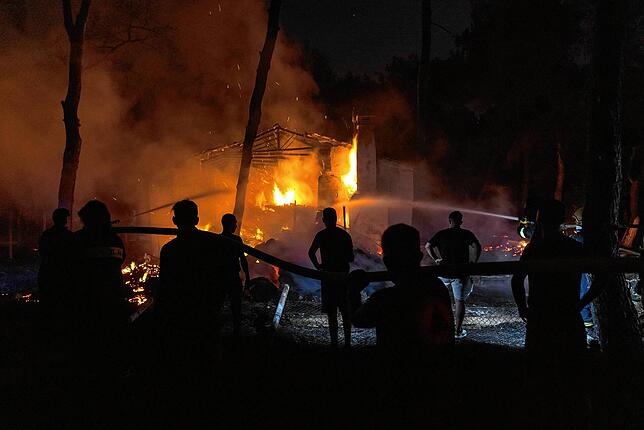 Feuerwehrleute kämpfen in Griechenland gegen drei große Feuerfronten an.