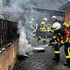 Die Einsatzkräfte beim Ablöschen der brennenden Teile.