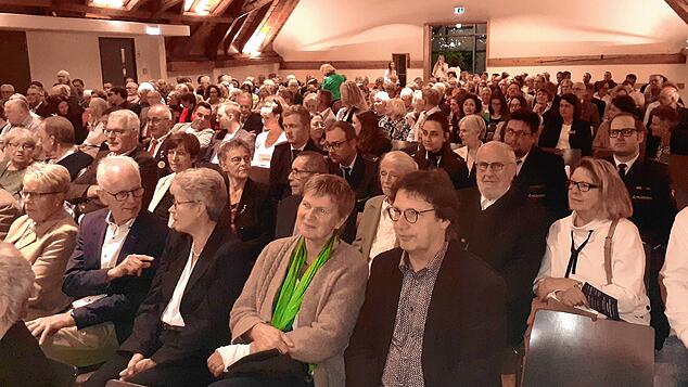 Zum Festakt anlässlich des 50. Gemeindejubiläums von Heiligenberg ist der große Saal im Sennhof voll besetzt.