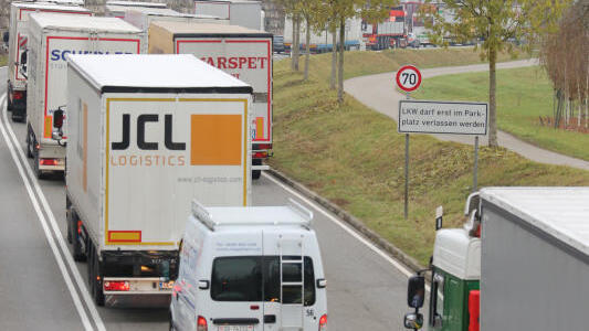 Vor dem Bietinger Zoll gibt es immer wieder Staus, weil Lastwagen auf zwei Spuren unterwegs sind. Archivbld: Sabine Tesche