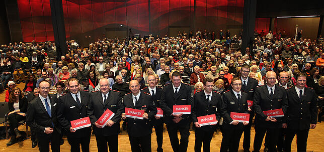 OB Uli Burchardt würdigt beim Bürgerempfang das ehrenamtliche Engagement wie das der Feuerwehr. Er ehrt stellvertretend (von links) die ...