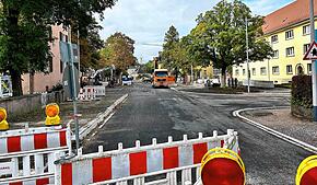 Die Kirnacher Straße im Oktober 2024, als die Sanierung des westlichen Teils kurz vor dem Abschluss stand. Der stadteinwärts führende ...