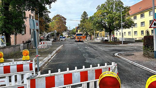 Die Kirnacher Straße im Oktober 2024, als die Sanierung des westlichen Teils kurz vor dem Abschluss stand. Der stadteinwärts führende ...