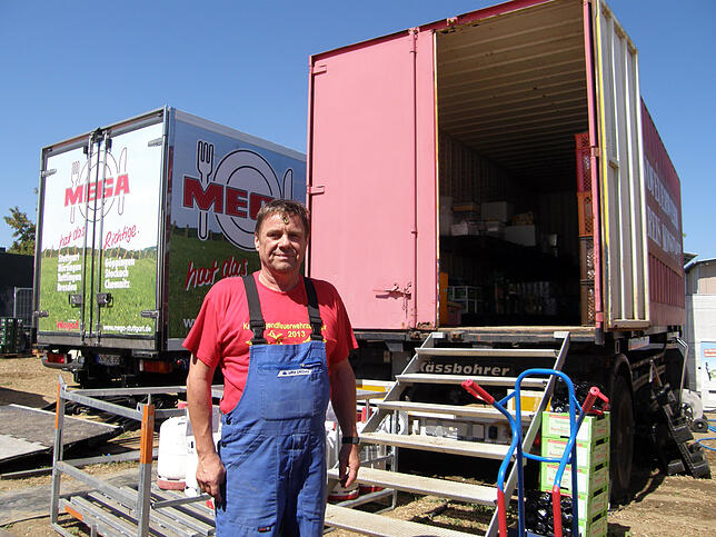 Peter Maroni kümmert sich um die Logistik – unter anderem den Nachschub an Lebensmittel. Der Lastwagen-Anhänger diene als Trockenlager ...