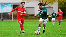 Zweikampf: Jonas Keller (links) setzte sich mit der SG Zoznegg/Winterspüren/Hohenfels-Sentenhart in den roten Trikots mit 6:0 beim FC ...