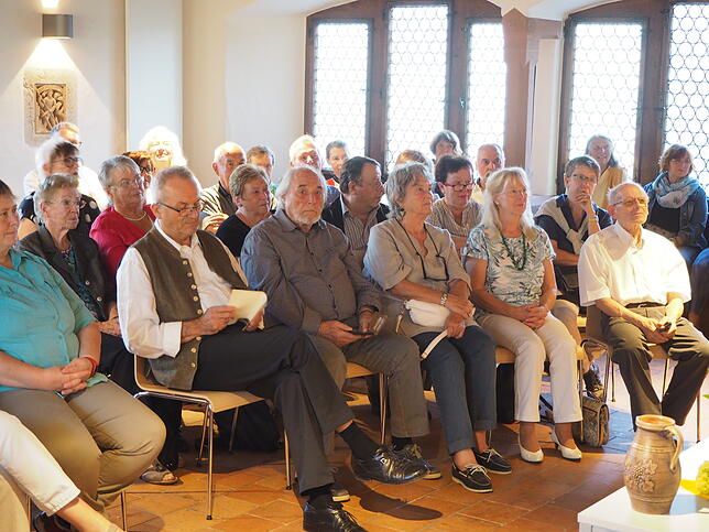 Großer Andrang herrschte bei der Vernissage zur Ausstellung im gotischen Saal.