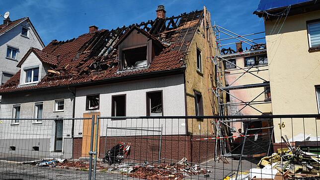 Über zwei Monate nach dem verheerenden Feuer sind die zerstörten Häuser mit einem Bauzaun gesichert. Die Brandursache steht mit höchster ...