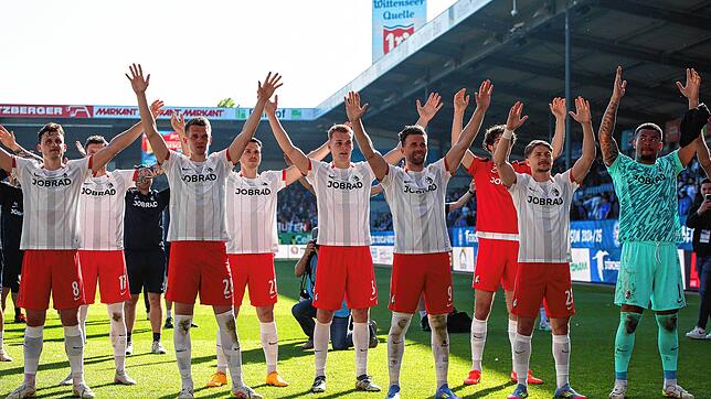 Die Freiburger Spieler bejubeln den Sieg gegen Kiel.