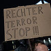 20.02.2020, Berlin: Menschen demonstrieren in Neukölln gegen rechten Terror.