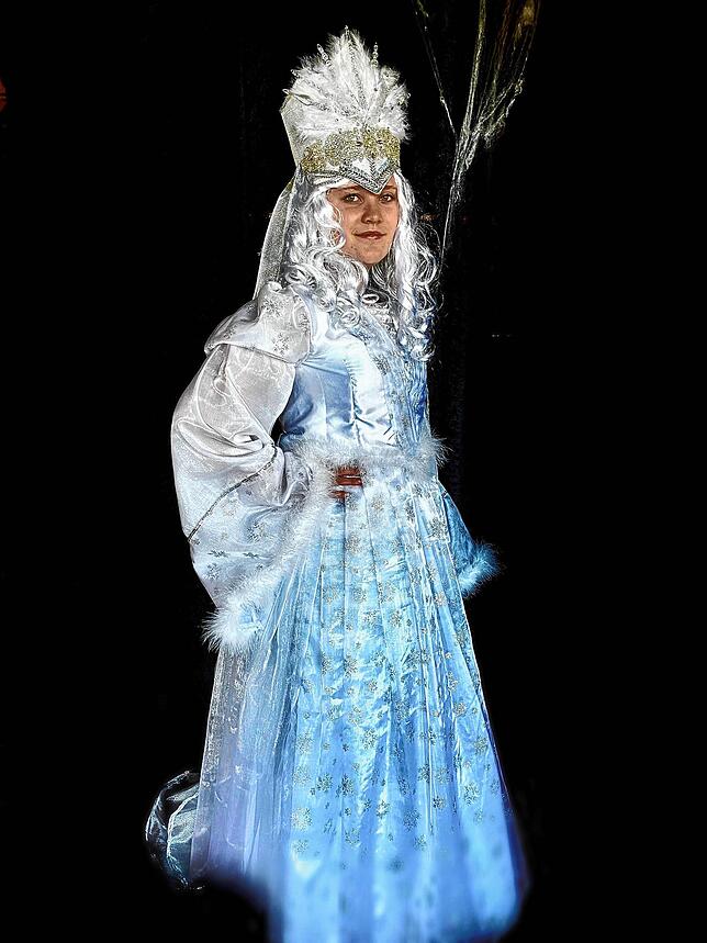 Alina Isele in der Rolle der Schneekönigin. Für die Aufführungen von &bdquo;Wanderung durch den Märchenwald&ldquo; haben die Näherinnen ...