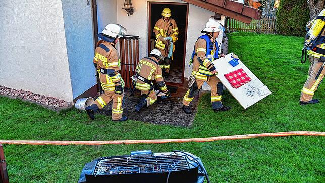 Bild : Elektrogrill geht in Flammen auf &ndash; Feuerwehr muss Gasflasche herunterkühlen