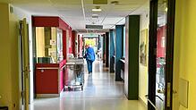 Blick in eine der Stationen am Klinikum Friedrichshafen: Der Betrieb geht im Insolvenzfall wie gewohnt weiter.