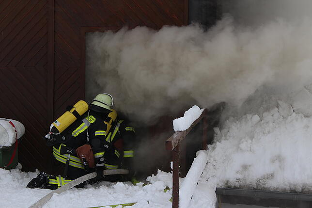 Bild 27: Feuerwehr kann Hof "Im Grund" nicht mehr retten - Sehen Sie hier die Bilder vom Einsatz