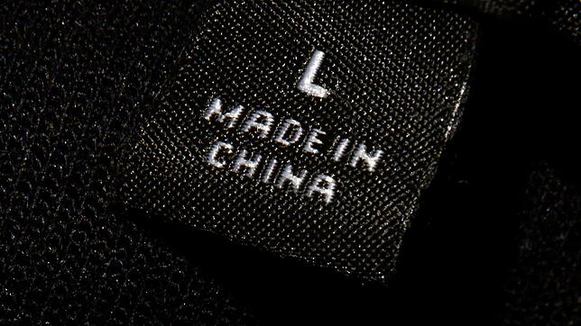 Etikett in einem Kleidungsstück mit der Aufschrift &bdquo;Made in China&ldquo;- Angesichts wachsender Befürchtungen hinsichtlich der ...