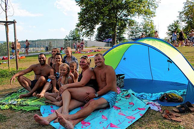 Die Familie von Luis und Heike Rocha dos Santos genießt das Blumberger Panoramabad mit Freunden.