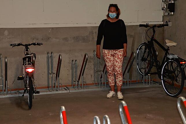 Petra Jacobi zeigt den neuen Fahrrad-Abstellraum im Cano-Parkhaus. Noch ist dieser nicht so bekannt.