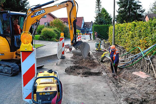 Das Breitbandnetz im Schwarzwald-Baar-Kreis wird 2023 weiter kräftig ausgebaut. Diese Aufnahme zeigt die Verlegungen von Leitungen in ...
