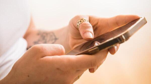Wie oft schauen wir pro Tag auf unser Smartphone? Eine neue Studie liefert eine unfassbare Zahl.
