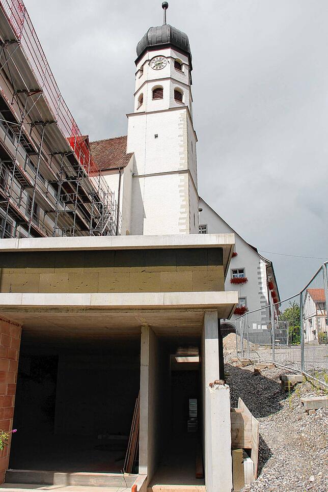Noch ist das Öhninger Chorherrenstiftes mit einem Baugerüst eingezäunt, doch schon bald könnte es verschwinden. Denn der Rohbau ist fertig.