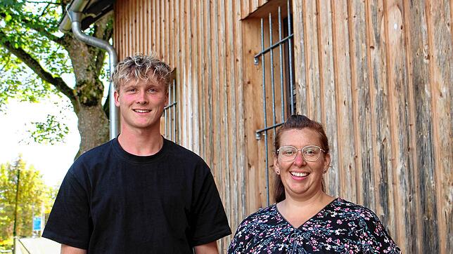 Die neue Jugendhausleiterin Isabel Eckstein (rechts) hat im Bohrturm ihre Arbeit aufgenommen, sichtet die Materialien im Haus und hat ...