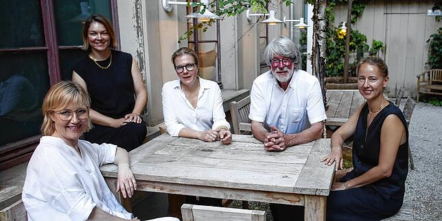 Fast wie eine Familie und der Innenhof wird auch künftig der Bent-Sörensen-Platz bleiben (von links): Solveig Sörensen, Nadja Griehl, ...