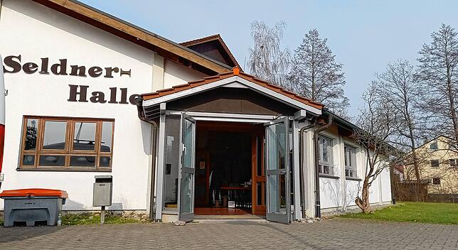 Gut 90 Menschen können in der Seldner-Halle in Tettnang-Kau schlafen. Noch gibt es freie Plätze, doch die werden nun mit Geflüchteten ...