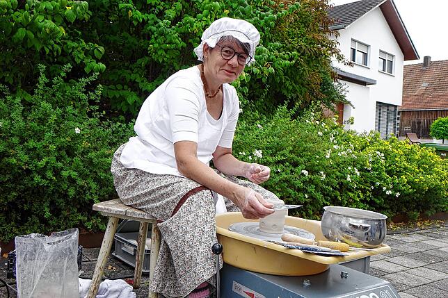 „Ich habe gelesen, dass Handwerker zufriedener sind“, sagt Töpferin Bernhild Klüppel. Foto: Heinrich Sturm