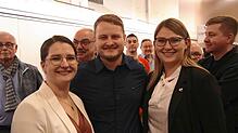 Judith Joy Klotz freute sich zusammen mit ihrem Partner Nikolai Grundler und der Ostracher Bürgermeisterin Lena Burth über ihren Wahlsieg.