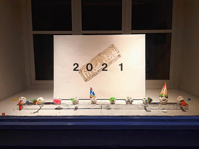 &bdquo;2021 findet statt&ldquo;, tröstet uns die Künstlerin Dora Freiermuth an ihrem Atelier an der Fischergasse.