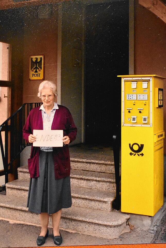 Margret Peter geht im September 1993 in den Ruhestand. Das Bild entstand am Eingang zum Postamt Birkendorf.